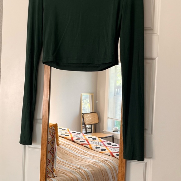 Elegant Dark Green Long Sleeve 2 piece skirt set. Body con material - Picture 2 of 4
